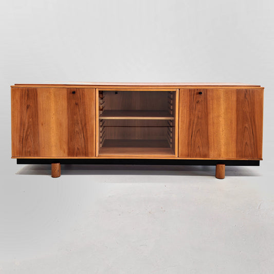 Credenza bassa in noce chiaro Carlo Scarpa per Bernini anni 80