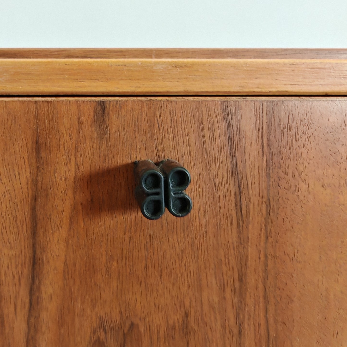 Credenza bassa in noce chiaro Carlo Scarpa per Bernini anni 80