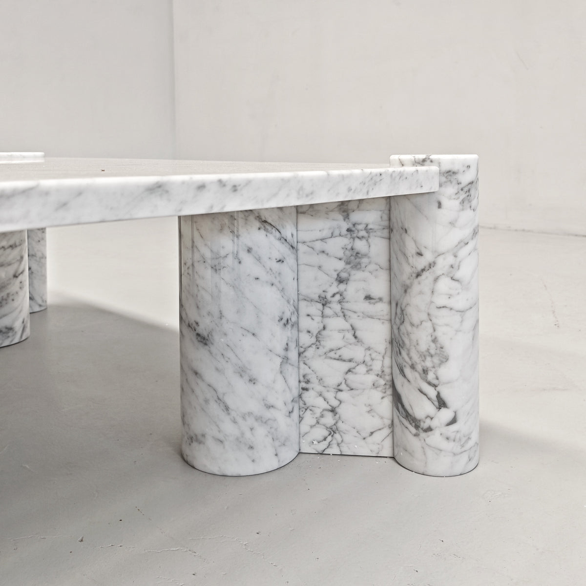 Table basse Jumbo en marbre, Gae Aulenti pour Knoll.