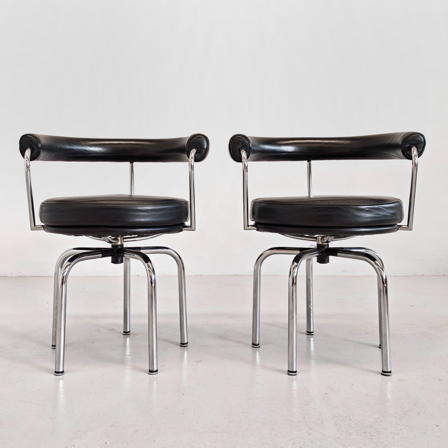 Coppia sedie poltroncine girevoli LC7  Charlotte Perriand per Cassina anni 70/80