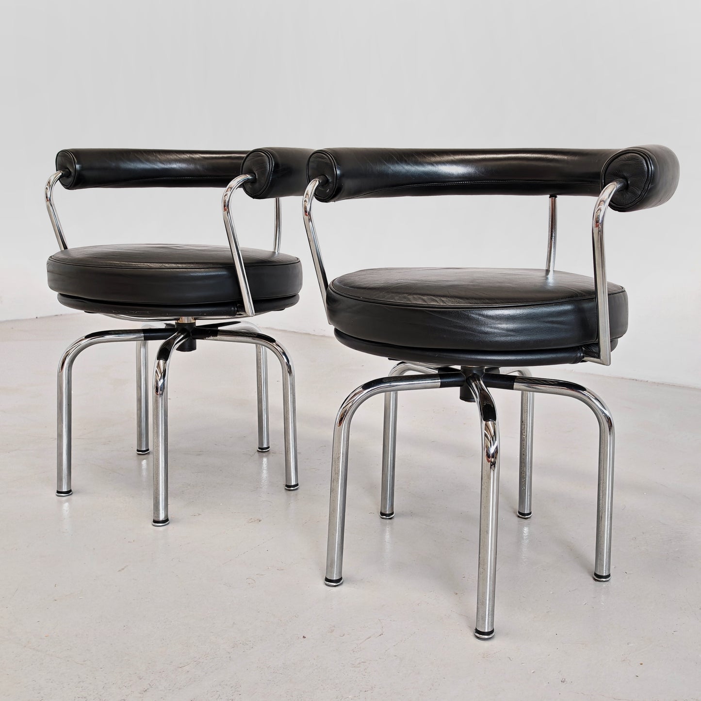 Coppia sedie poltroncine girevoli LC7  Charlotte Perriand per Cassina anni 70/80