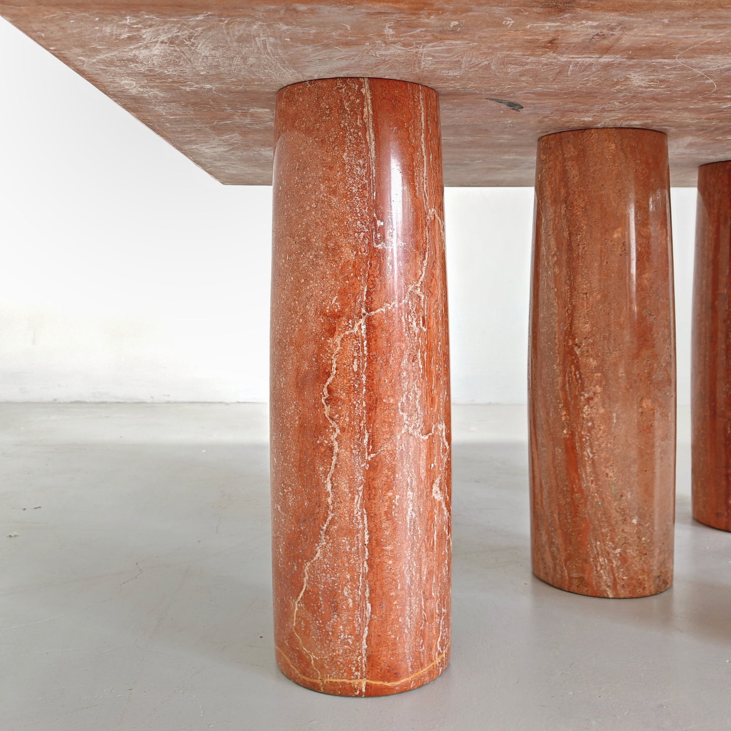 Tavolo quadrato in Travertino Rosso Persiano mod. "Colonnato" Mario Bellini per Cassina anni 70