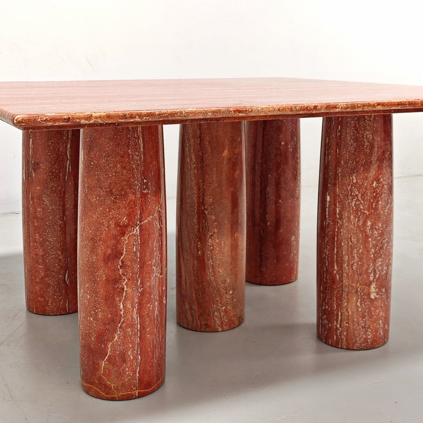 Tavolo quadrato in Travertino Rosso Persiano mod. "Colonnato" Mario Bellini per Cassina anni 70