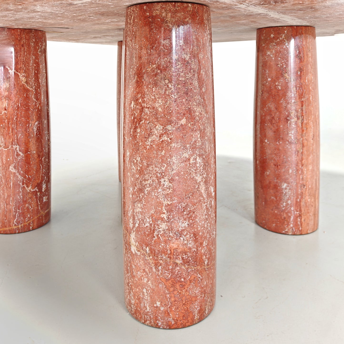 Tavolo quadrato in Travertino Rosso Persiano mod. "Colonnato" Mario Bellini per Cassina anni 70