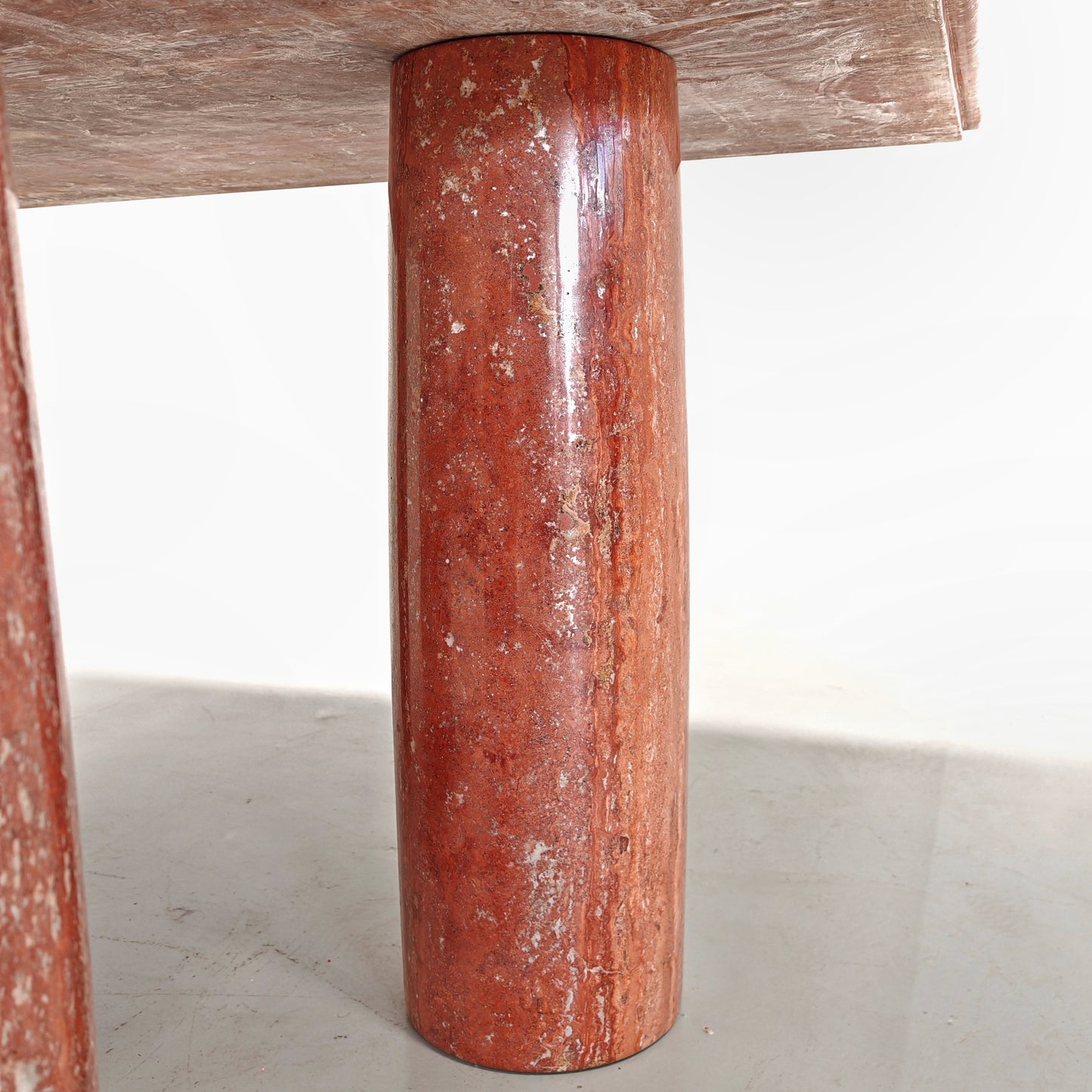 Tavolo quadrato in Travertino Rosso Persiano mod. "Colonnato" Mario Bellini per Cassina anni 70