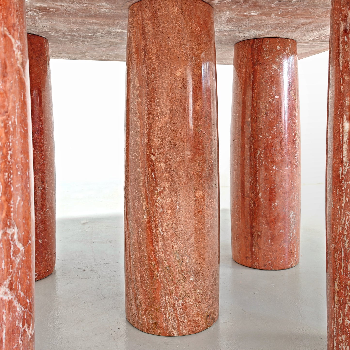 Tavolo quadrato in Travertino Rosso Persiano mod. "Colonnato" Mario Bellini per Cassina anni 70