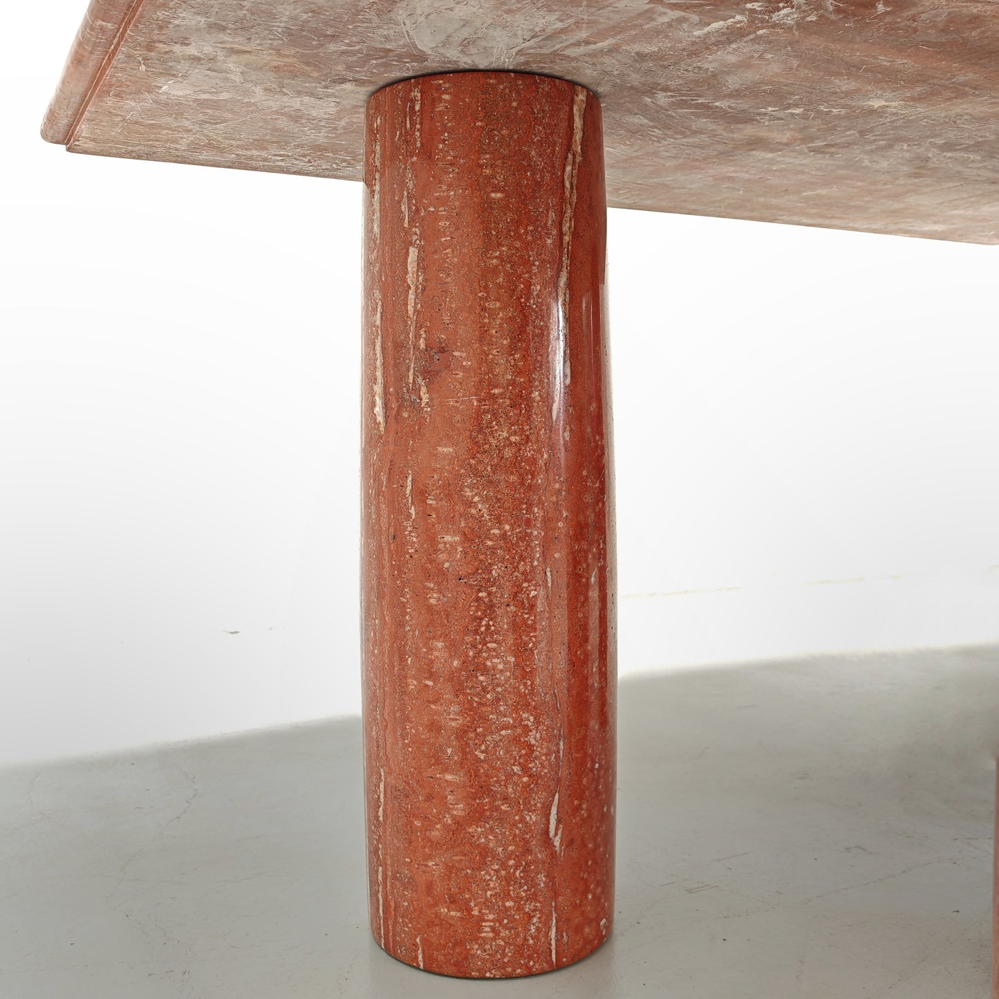 Tavolo quadrato in Travertino Rosso Persiano mod. "Colonnato" Mario Bellini per Cassina anni 70