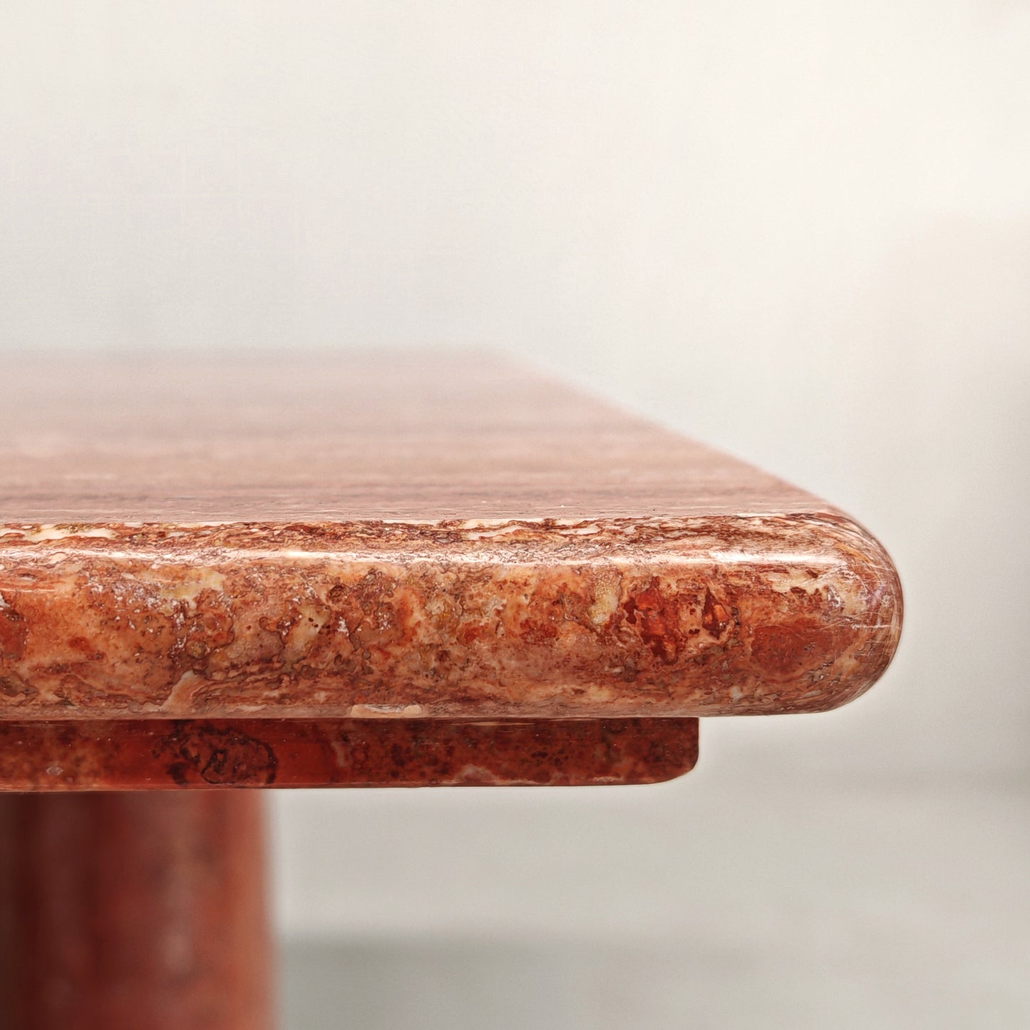 Tavolo quadrato in Travertino Rosso Persiano mod. "Colonnato" Mario Bellini per Cassina anni 70