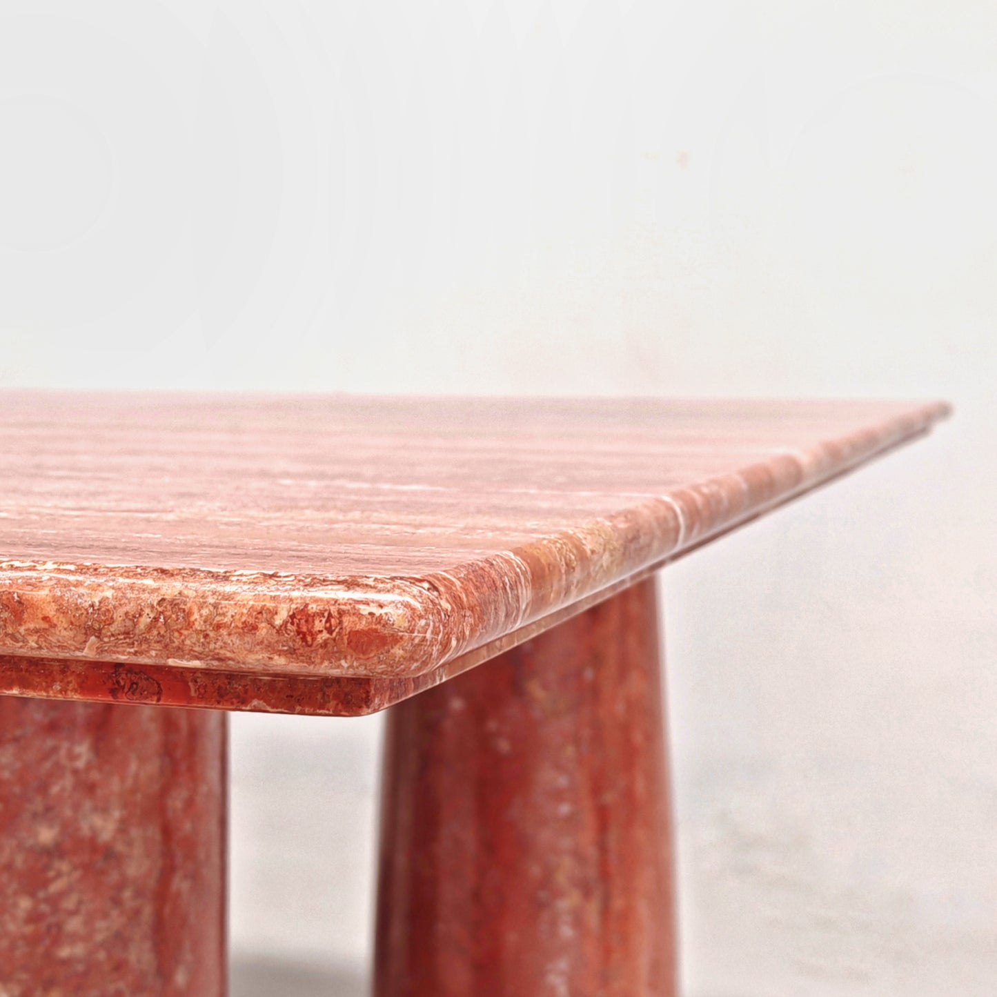 Tavolo quadrato in Travertino Rosso Persiano mod. "Colonnato" Mario Bellini per Cassina anni 70