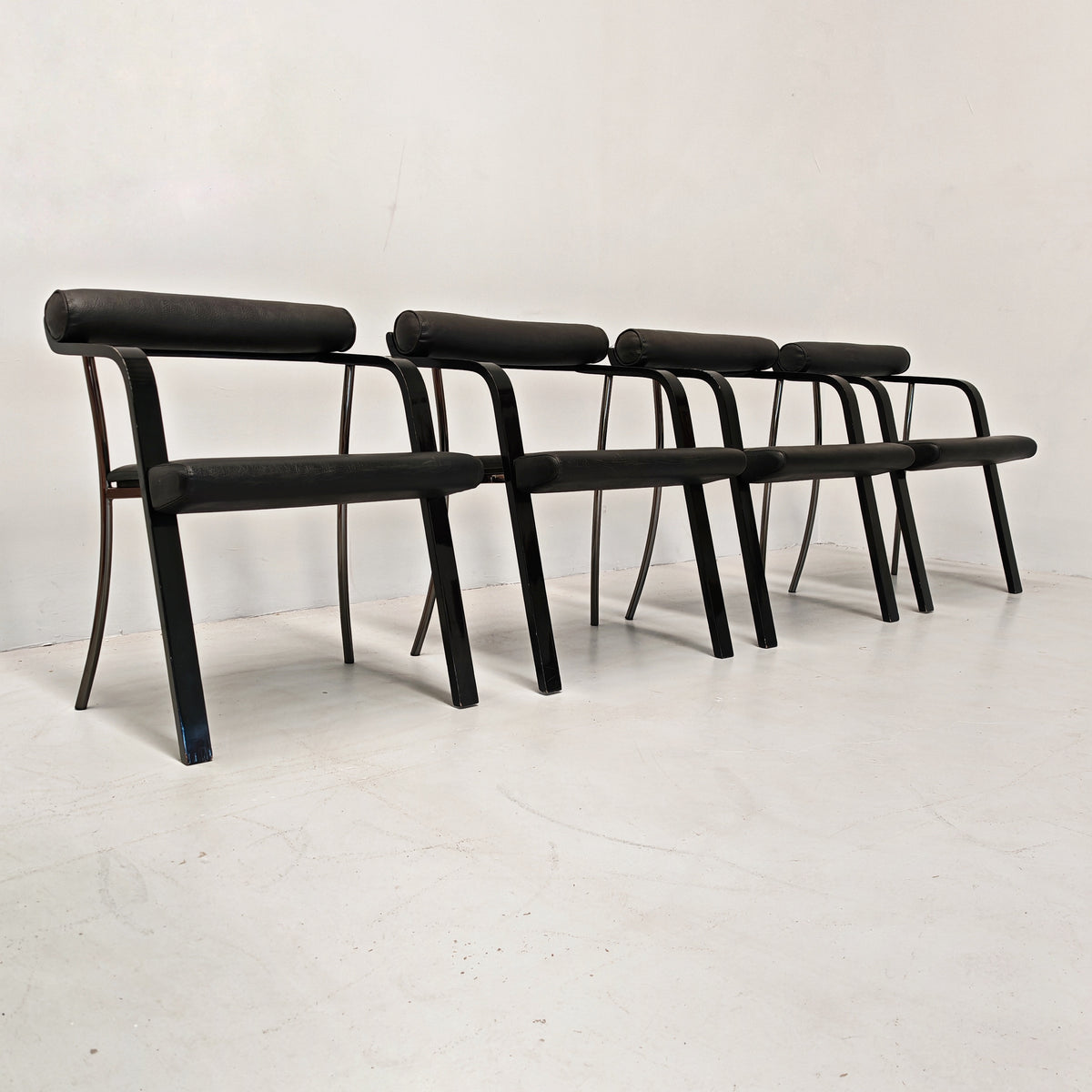 4 chaises fauteuils noires avec accoudoirs, vintage des années 80
