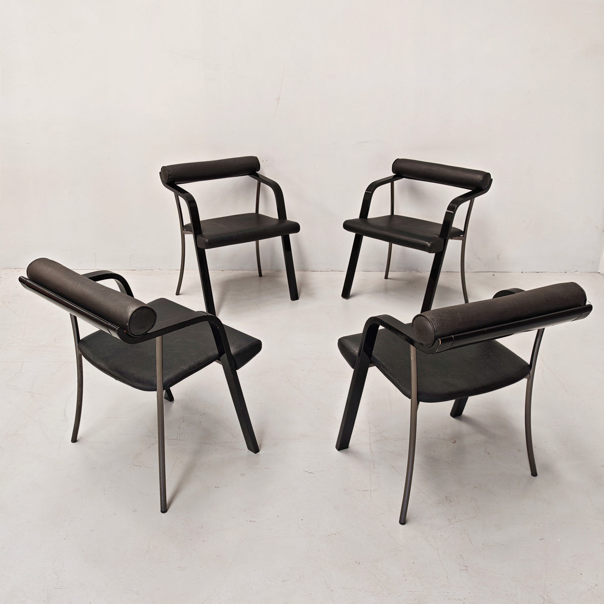4 chaises fauteuils noires avec accoudoirs, vintage des années 80