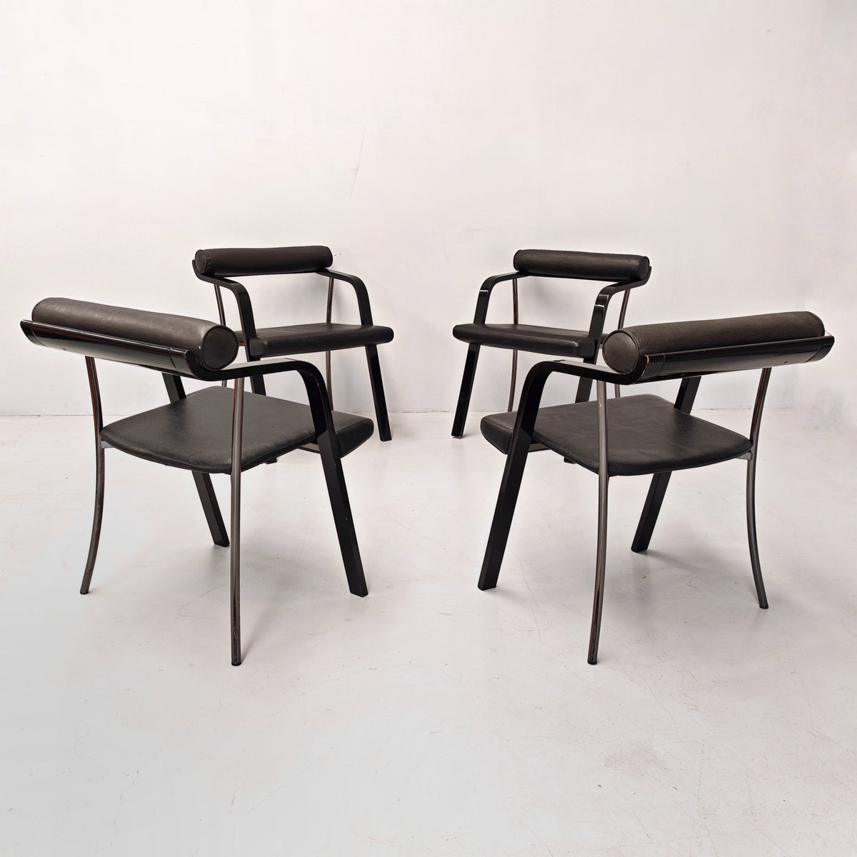4 chaises fauteuils noires avec accoudoirs, vintage des années 80