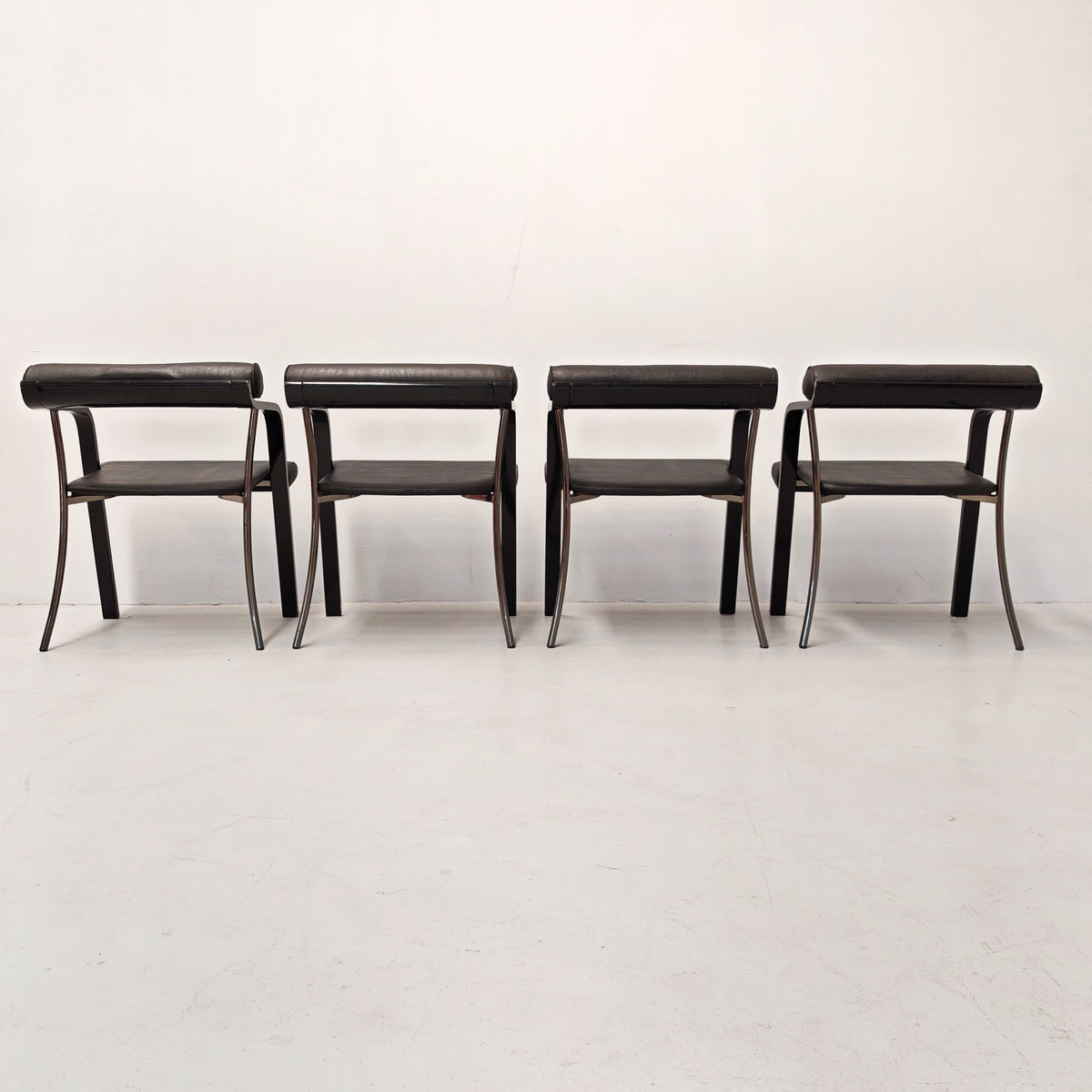 4 chaises fauteuils noires avec accoudoirs, vintage des années 80