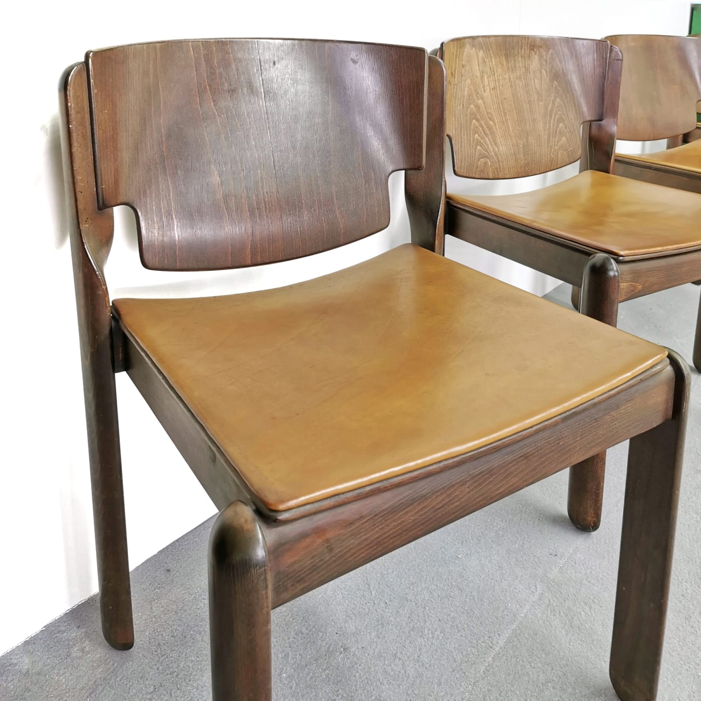 Set di 4 Sedie in noce e pelle mod V. Magistretti per Cassina 1967