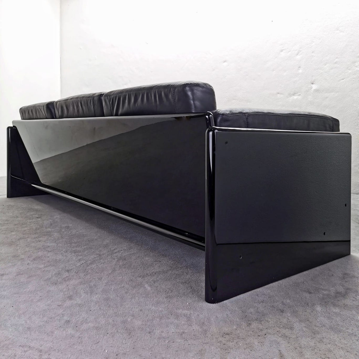Divano laccato seduta in pelle nera di Studio Simon By Gavina  anni 70