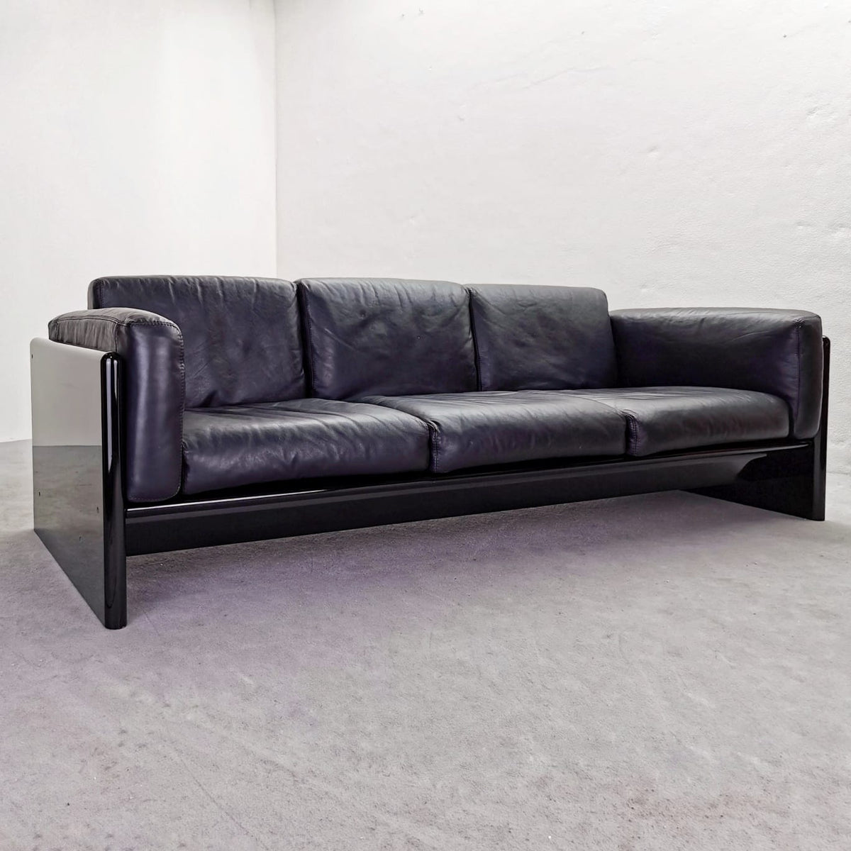 Divano laccato seduta in pelle nera di Studio Simon By Gavina  anni 70