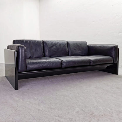 Divano laccato seduta in pelle nera di Studio Simon By Gavina  anni 70