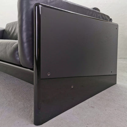 Divano laccato seduta in pelle nera di Studio Simon By Gavina  anni 70