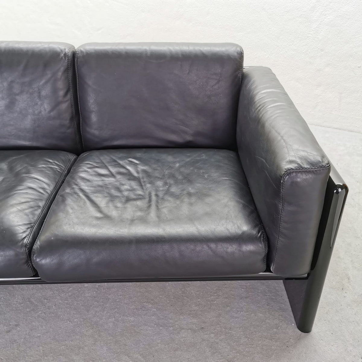 Divano laccato seduta in pelle nera di Studio Simon By Gavina  anni 70