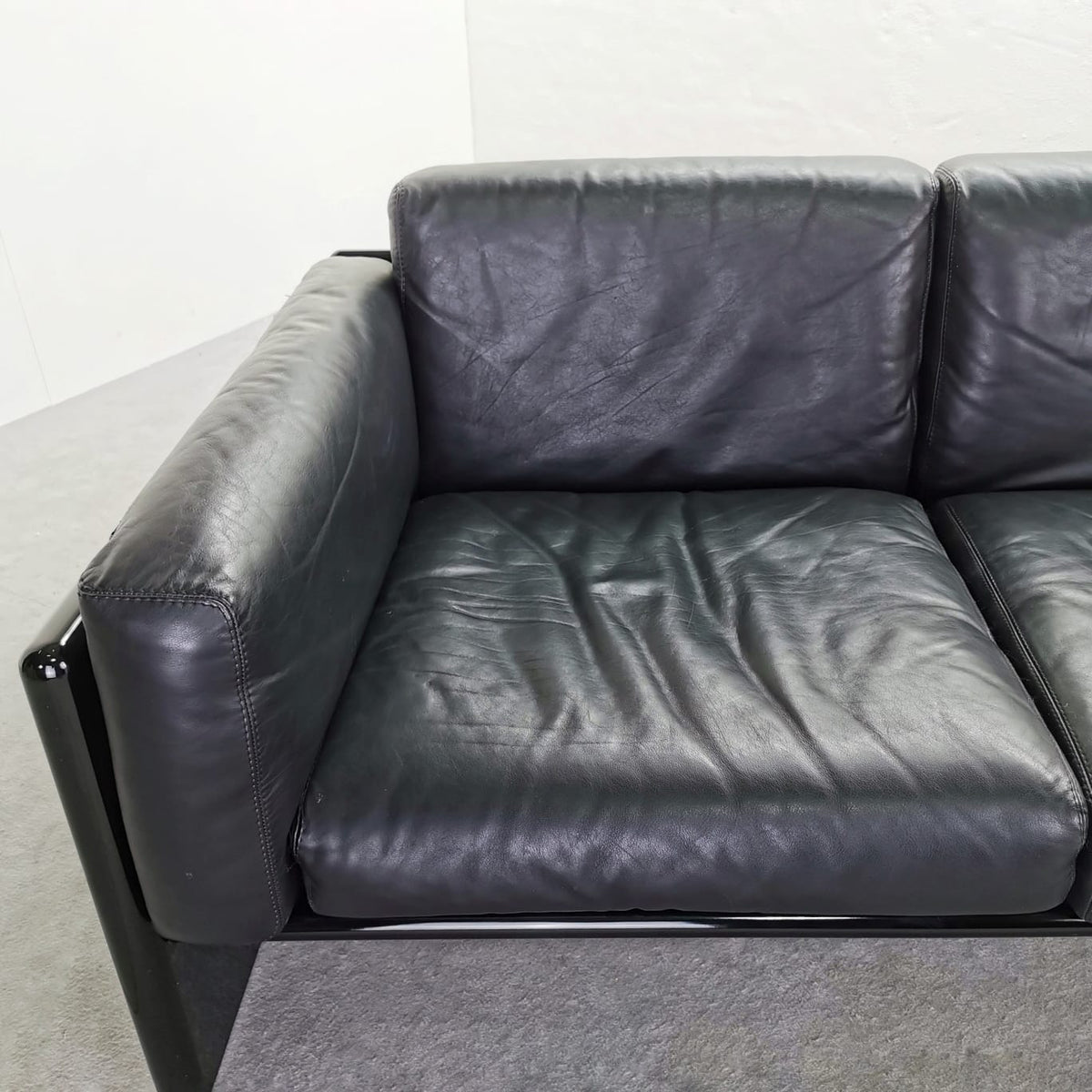 Divano laccato seduta in pelle nera di Studio Simon By Gavina  anni 70