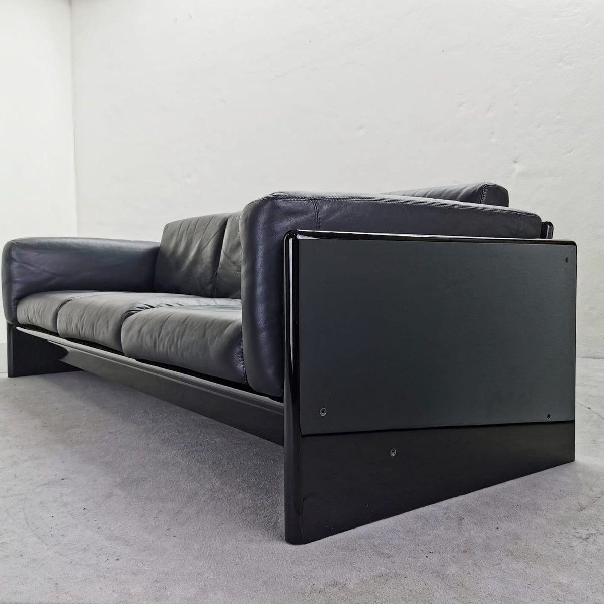 Divano laccato seduta in pelle nera di Studio Simon By Gavina  anni 70