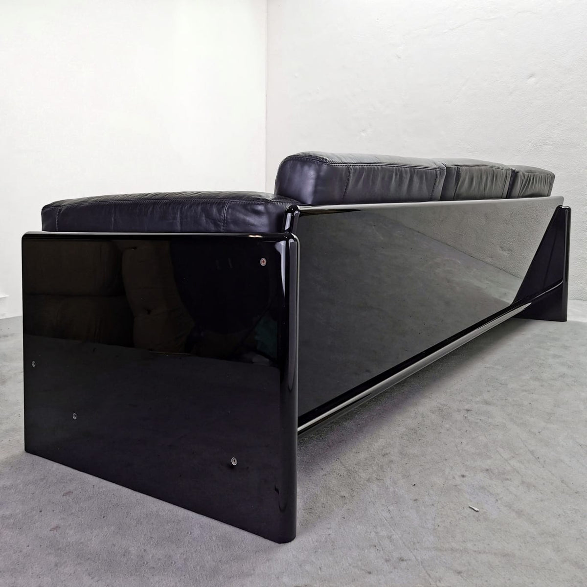 Divano laccato seduta in pelle nera di Studio Simon By Gavina  anni 70