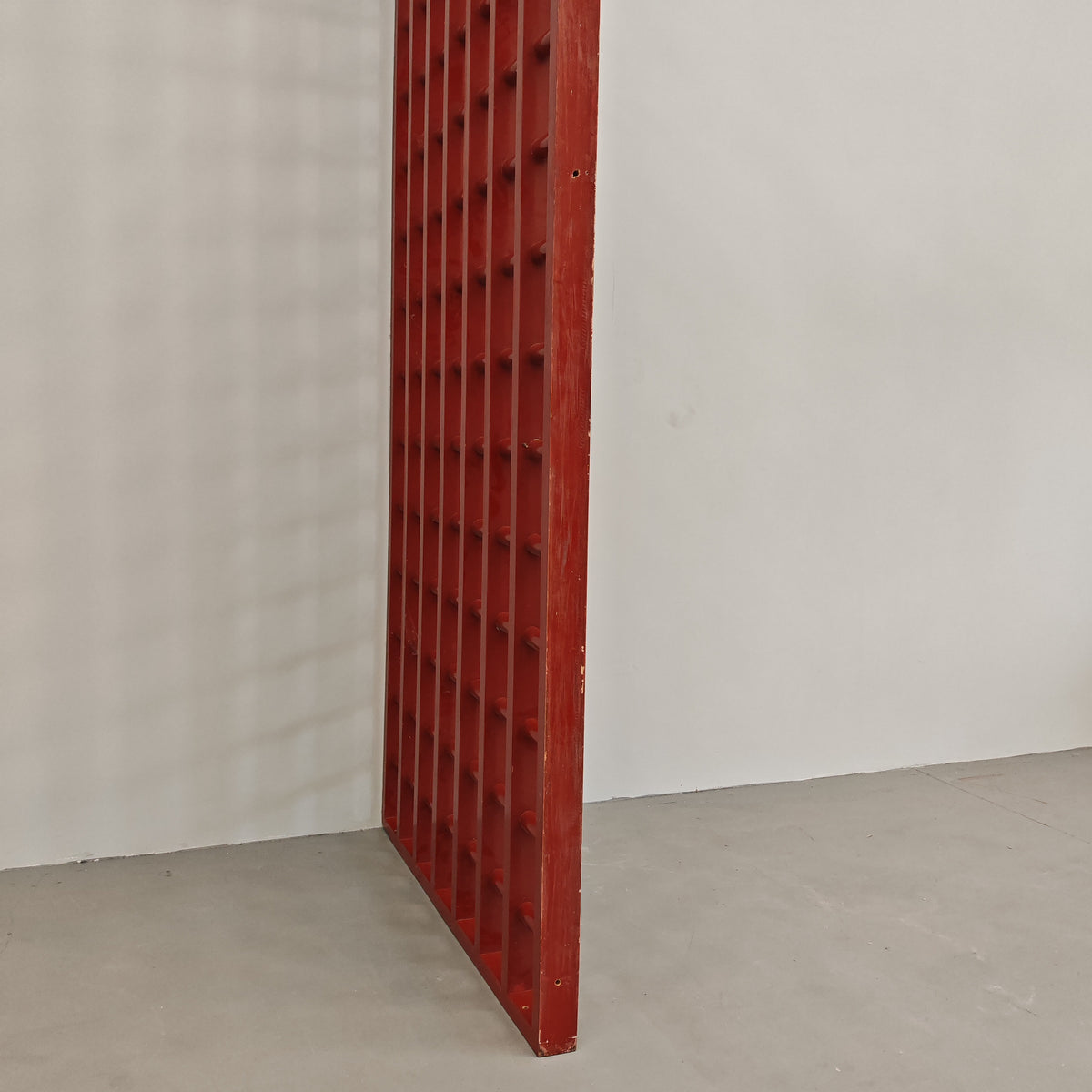 Grand séparateur en bois rouge des années 70