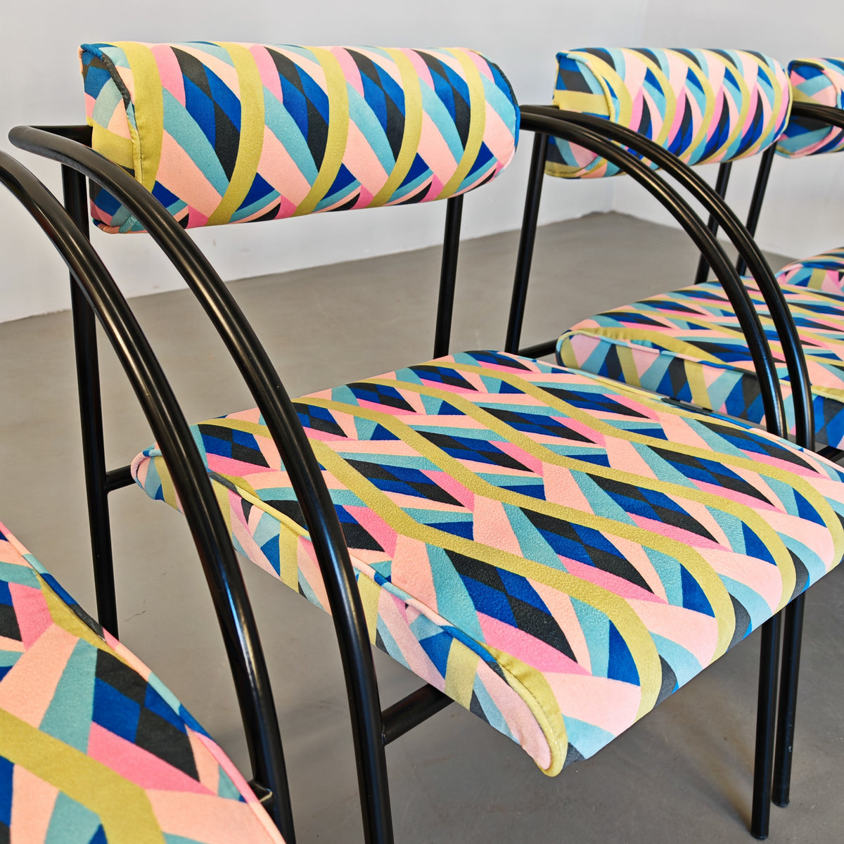 Ensemble de 6 chaises des années 80 en fer et velours optical Vienna, R. Kinsman pour Bieffeplast