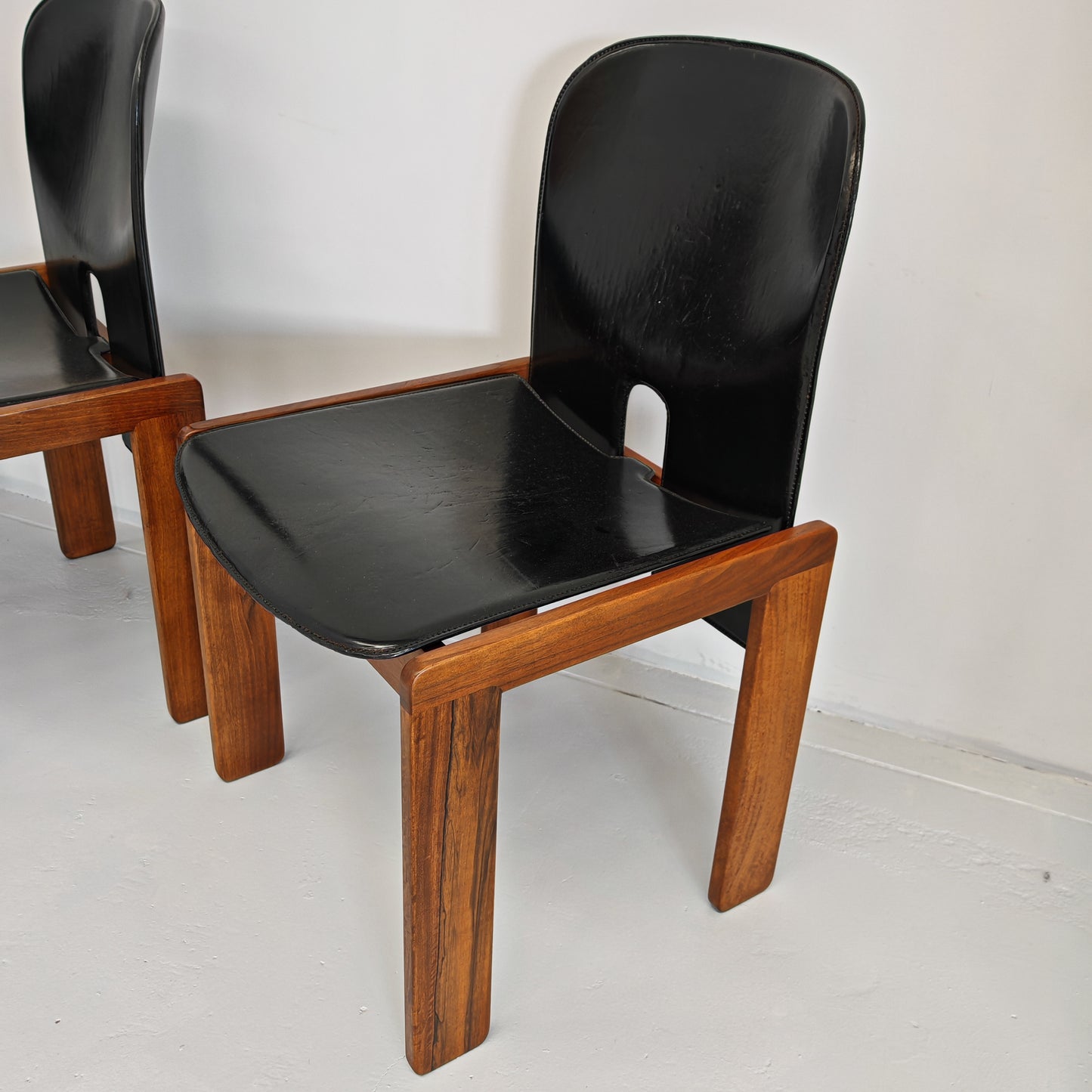 Set di 6 sedie in cuoio e legno di noce modello 121, Afra e Tobia Scarpa per Cassina anni 60