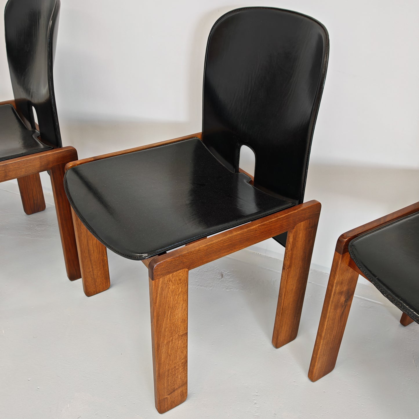 Set di 6 sedie in cuoio e legno di noce modello 121, Afra e Tobia Scarpa per Cassina anni 60