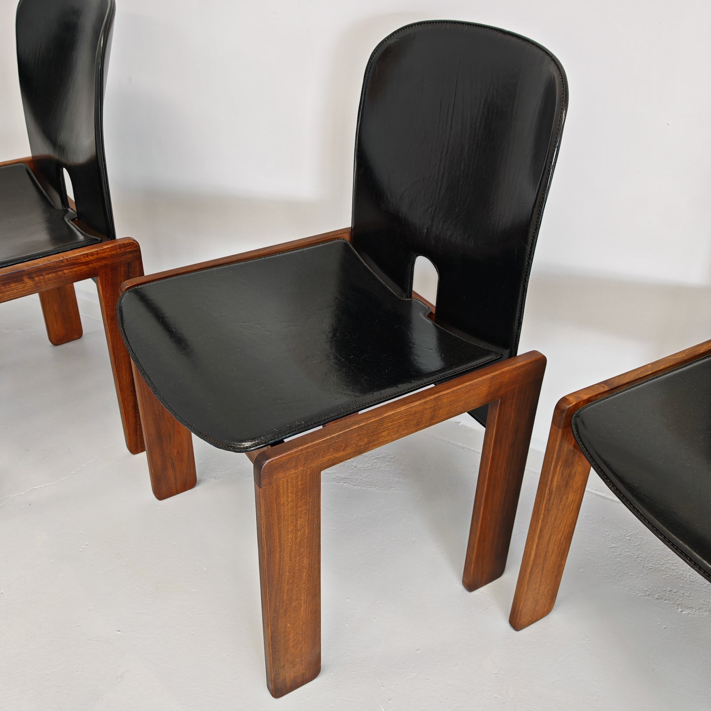 Set di 6 sedie in cuoio e legno di noce modello 121, Afra e Tobia Scarpa per Cassina anni 60