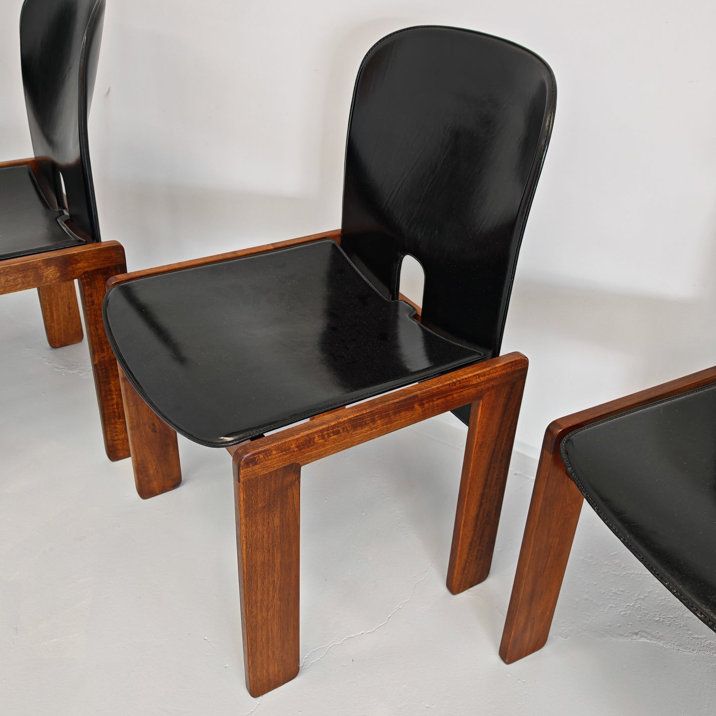 Set di 6 sedie in cuoio e legno di noce modello 121, Afra e Tobia Scarpa per Cassina anni 60