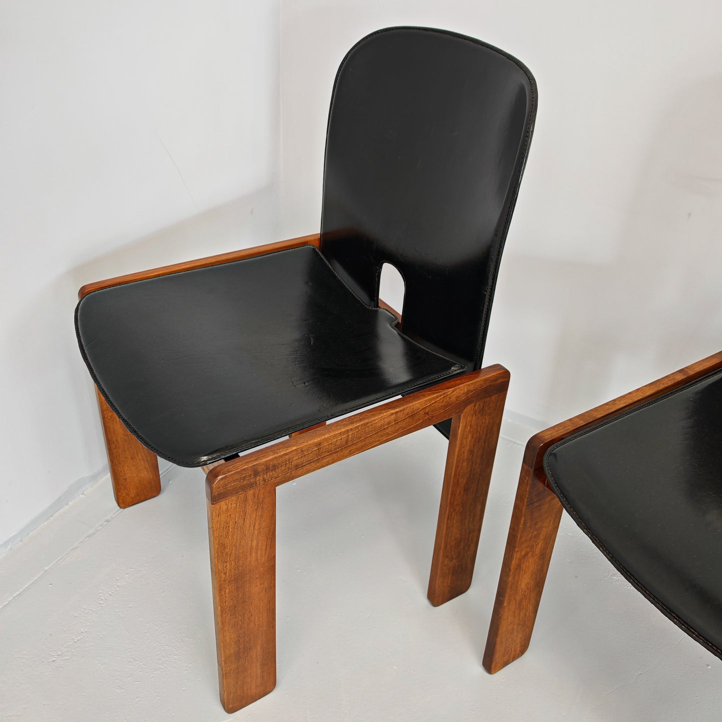 Set di 6 sedie in cuoio e legno di noce modello 121, Afra e Tobia Scarpa per Cassina anni 60