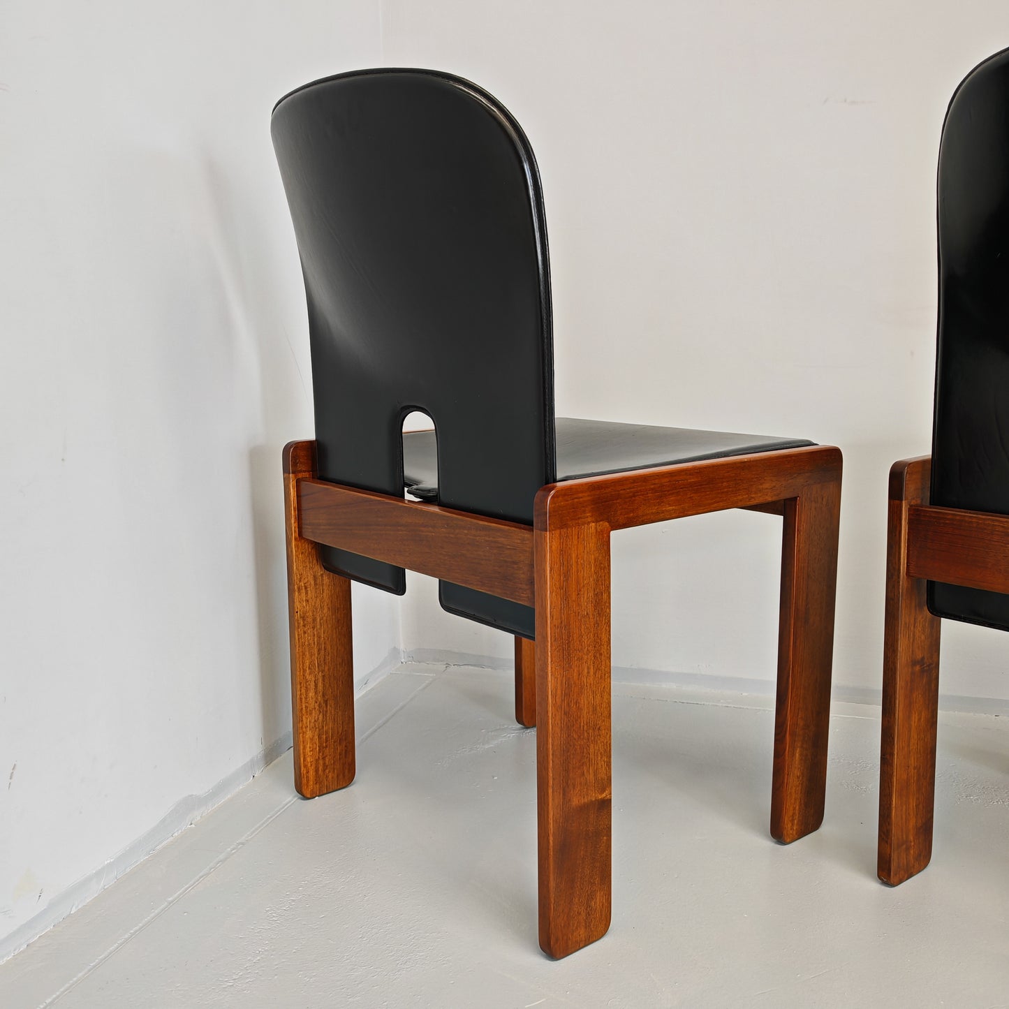 Set di 6 sedie in cuoio e legno di noce modello 121, Afra e Tobia Scarpa per Cassina anni 60