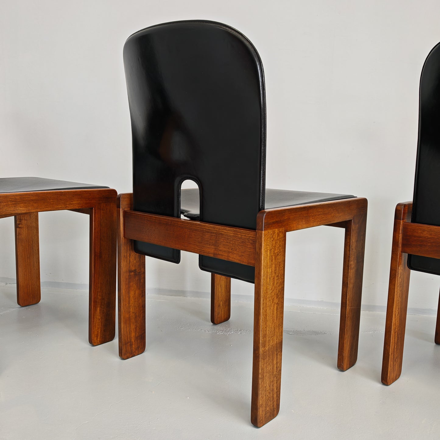 Set di 6 sedie in cuoio e legno di noce modello 121, Afra e Tobia Scarpa per Cassina anni 60