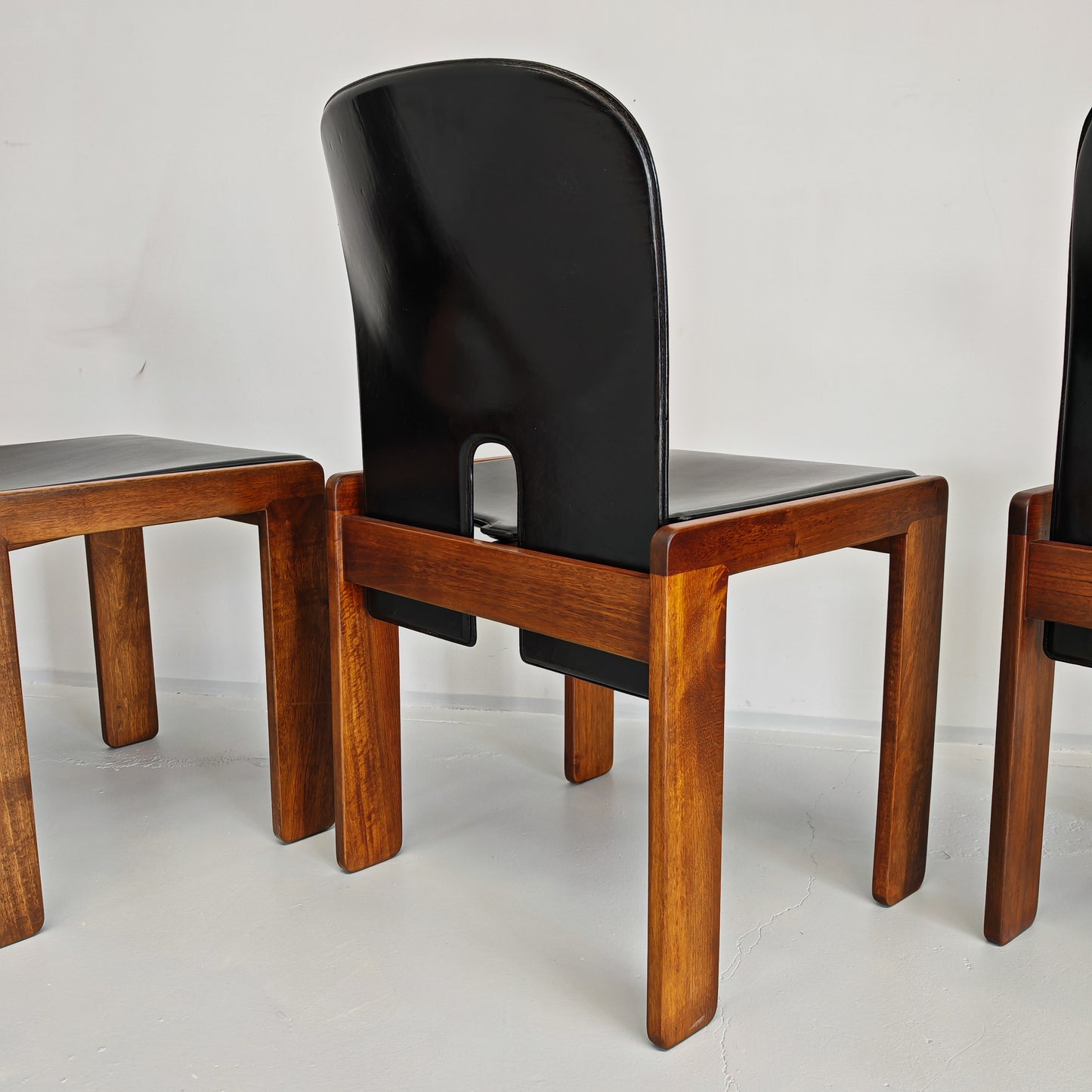 Set di 6 sedie in cuoio e legno di noce modello 121, Afra e Tobia Scarpa per Cassina anni 60