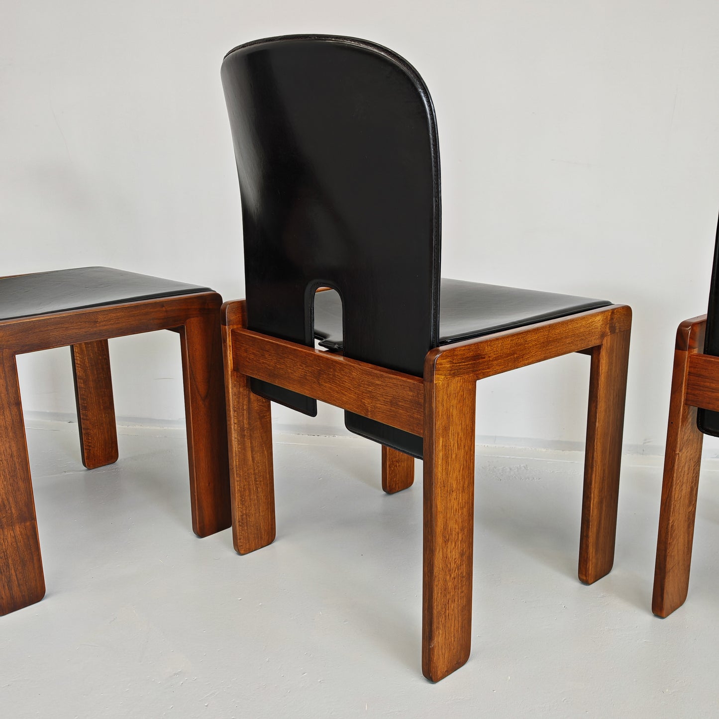 Set di 6 sedie in cuoio e legno di noce modello 121, Afra e Tobia Scarpa per Cassina anni 60