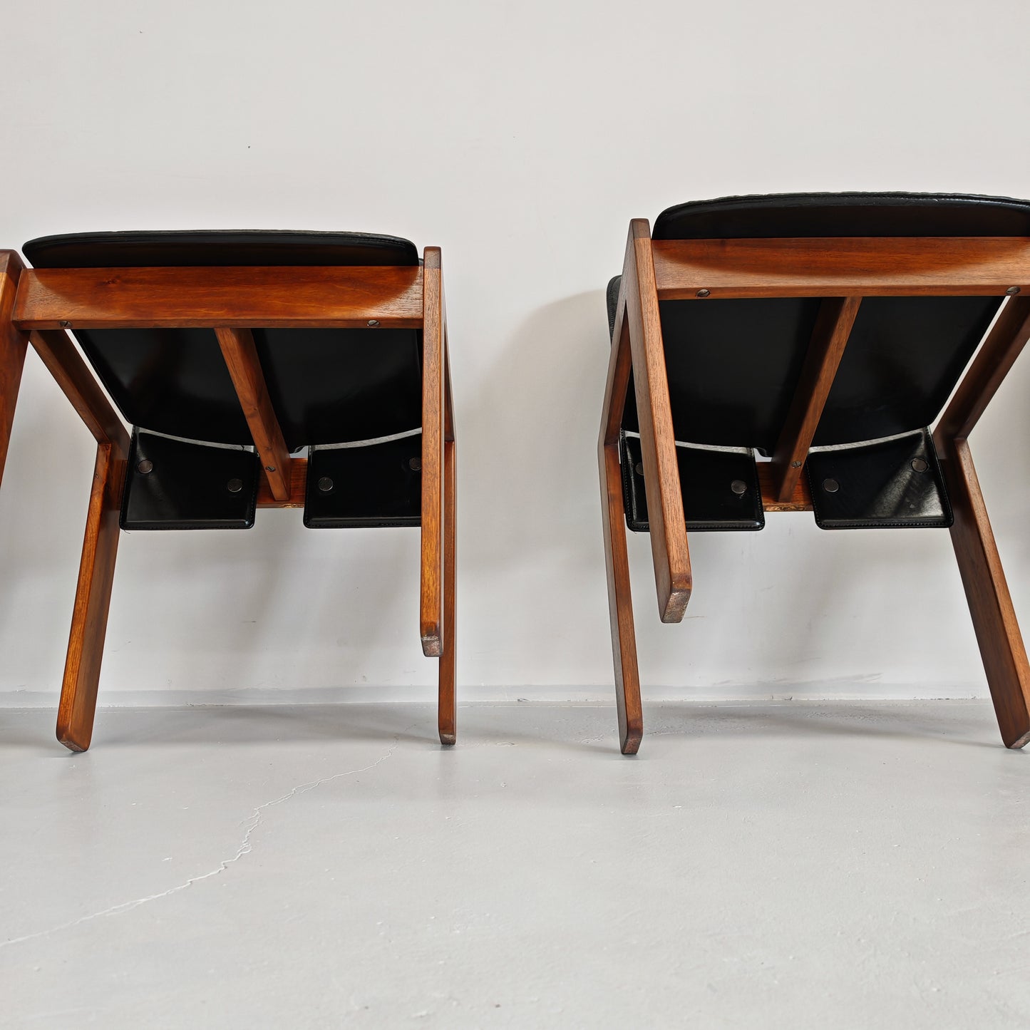 Set di 6 sedie in cuoio e legno di noce modello 121, Afra e Tobia Scarpa per Cassina anni 60