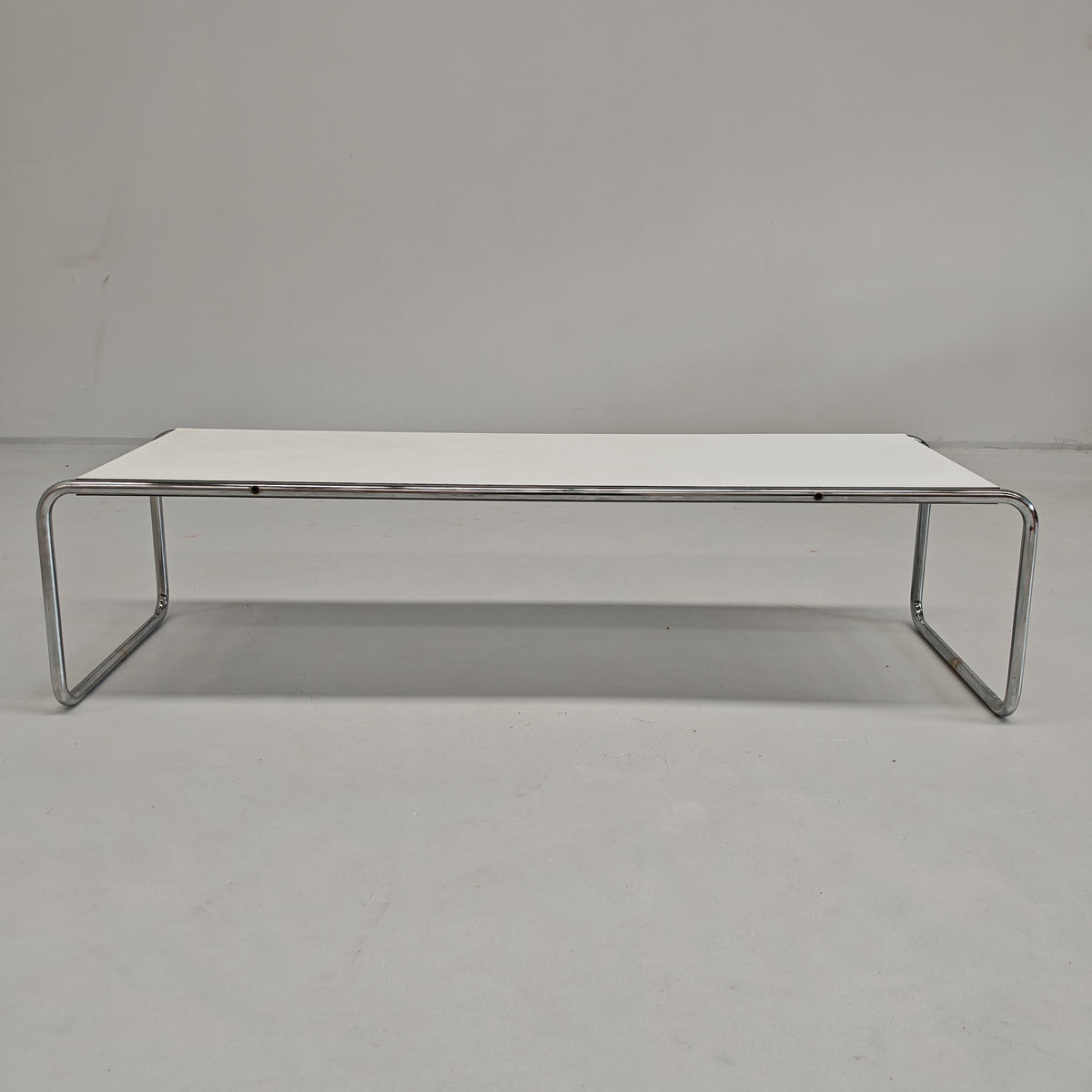 Table basse rectangulaire blanche Laccio de M. Breuer pour Knoll, années 80