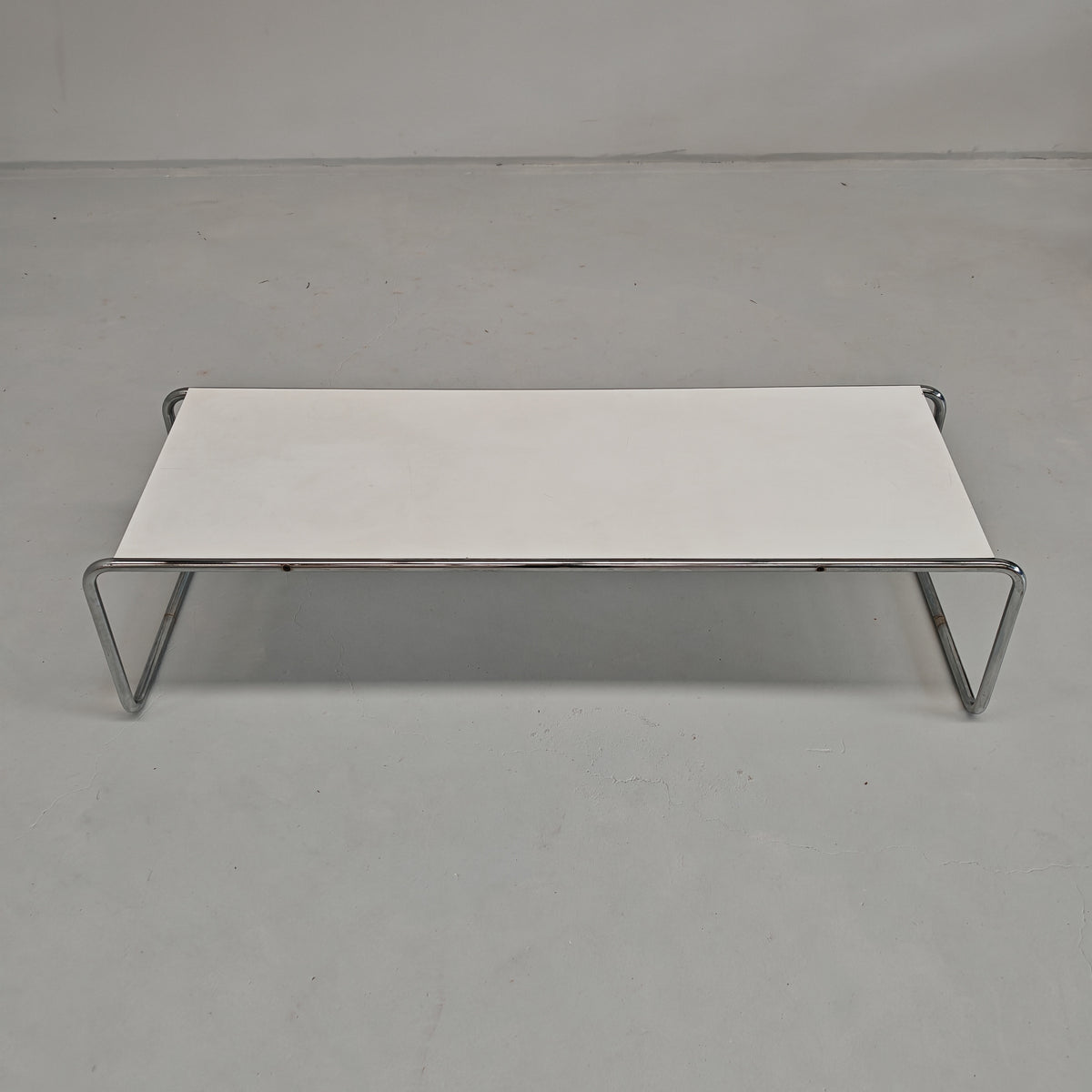 Table basse rectangulaire blanche Laccio de M. Breuer pour Knoll, années 80