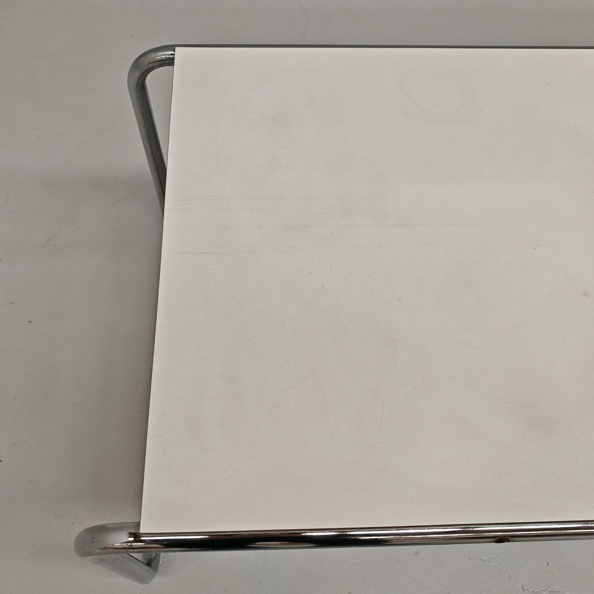 Table basse rectangulaire blanche Laccio de M. Breuer pour Knoll, années 80