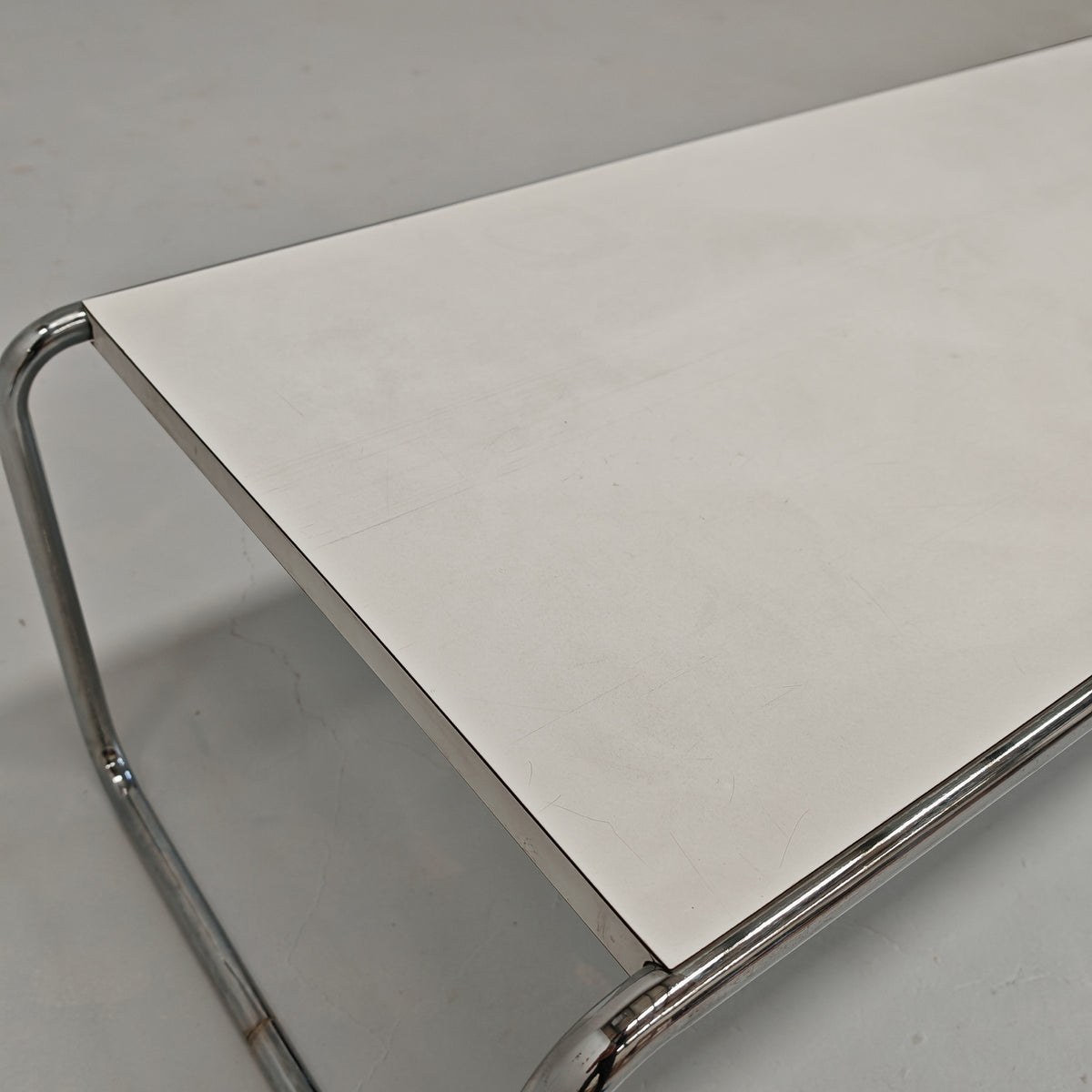 Table basse rectangulaire blanche Laccio de M. Breuer pour Knoll, années 80