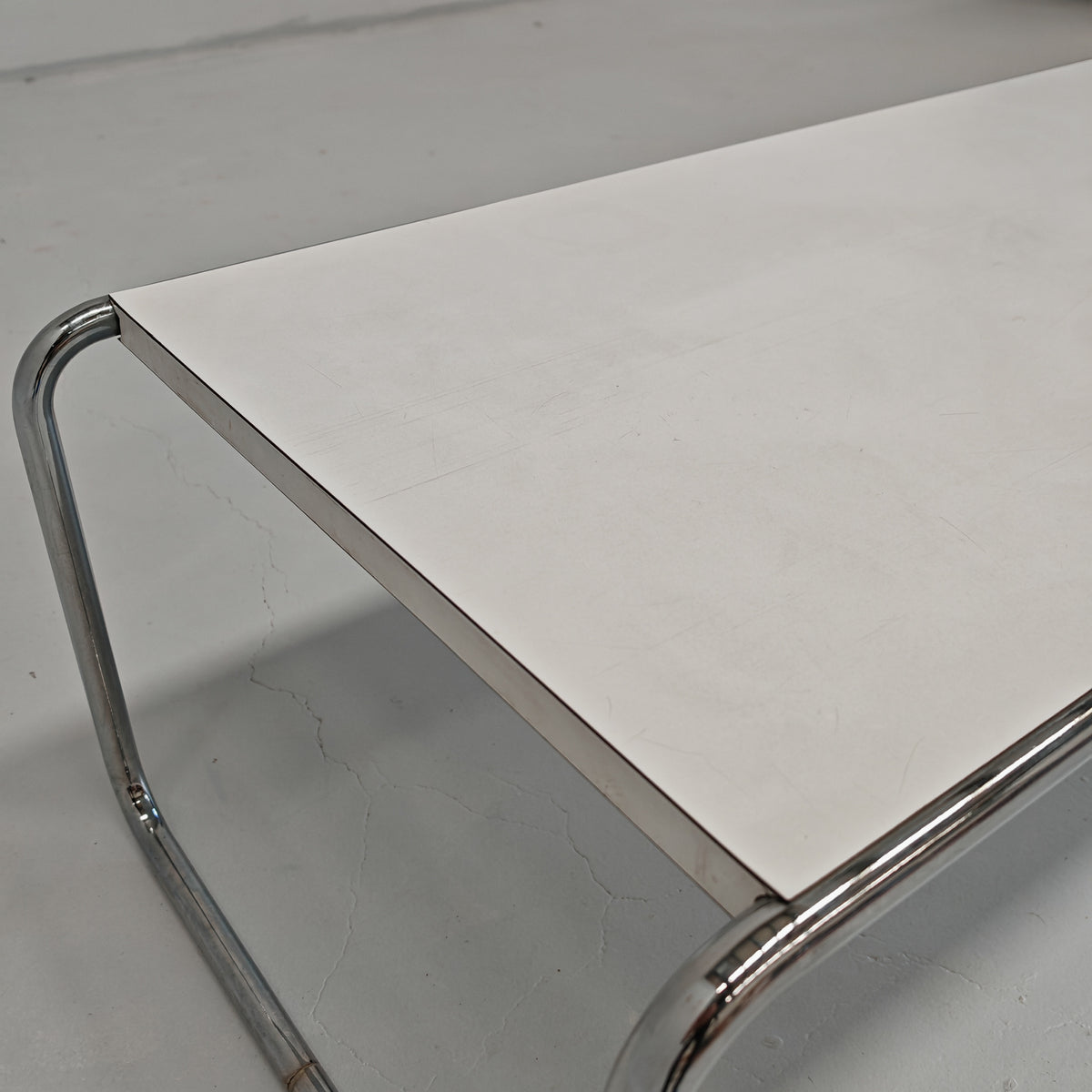 Table basse rectangulaire blanche Laccio de M. Breuer pour Knoll, années 80