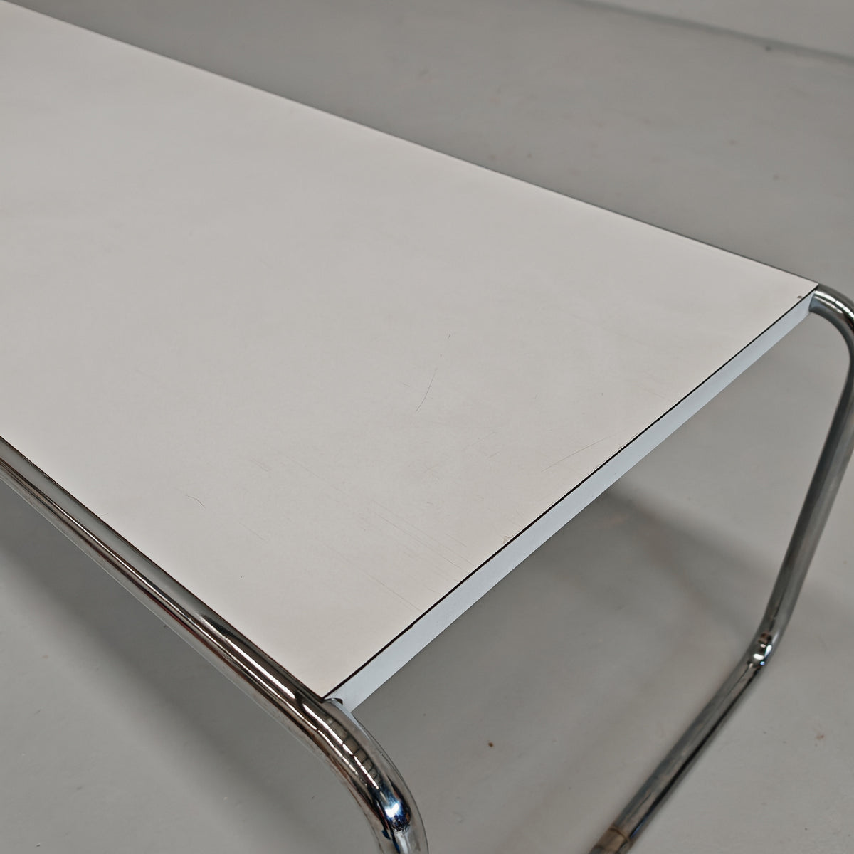 Table basse rectangulaire blanche Laccio de M. Breuer pour Knoll, années 80