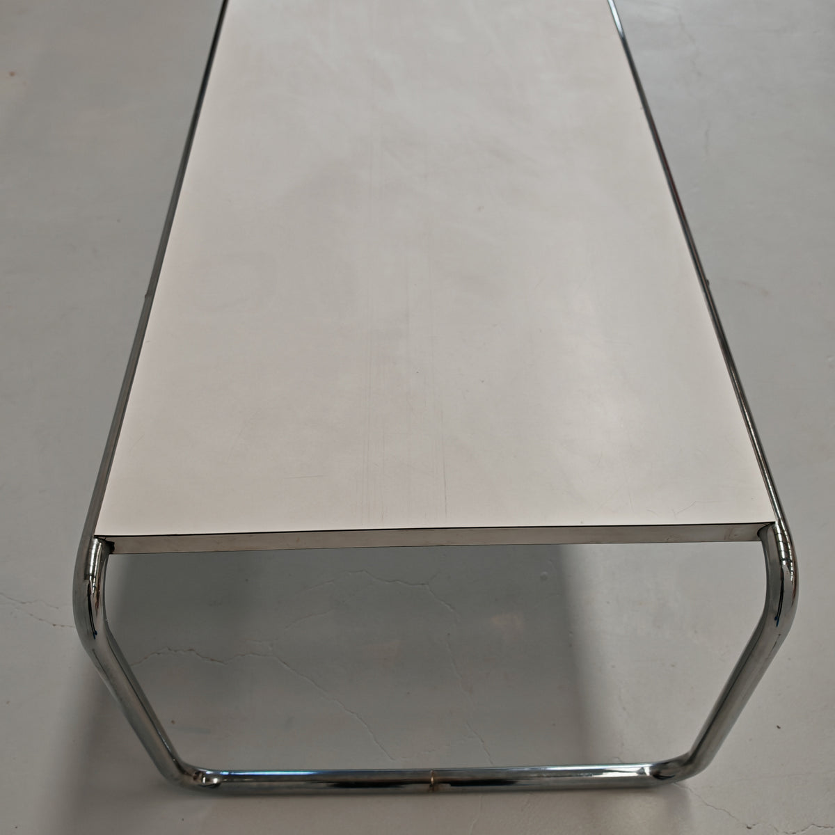 Table basse rectangulaire blanche Laccio de M. Breuer pour Knoll, années 80