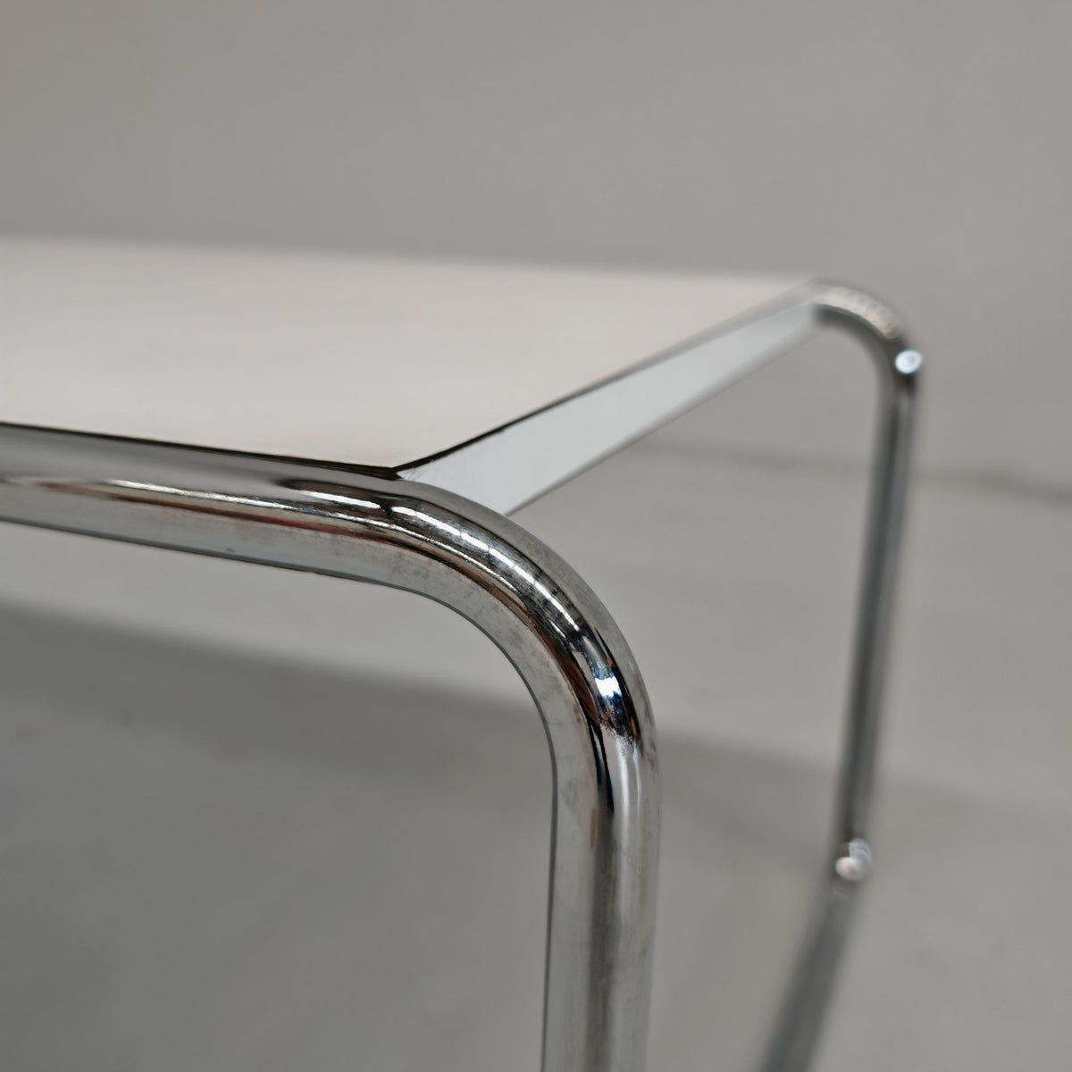 Table basse rectangulaire blanche Laccio de M. Breuer pour Knoll, années 80