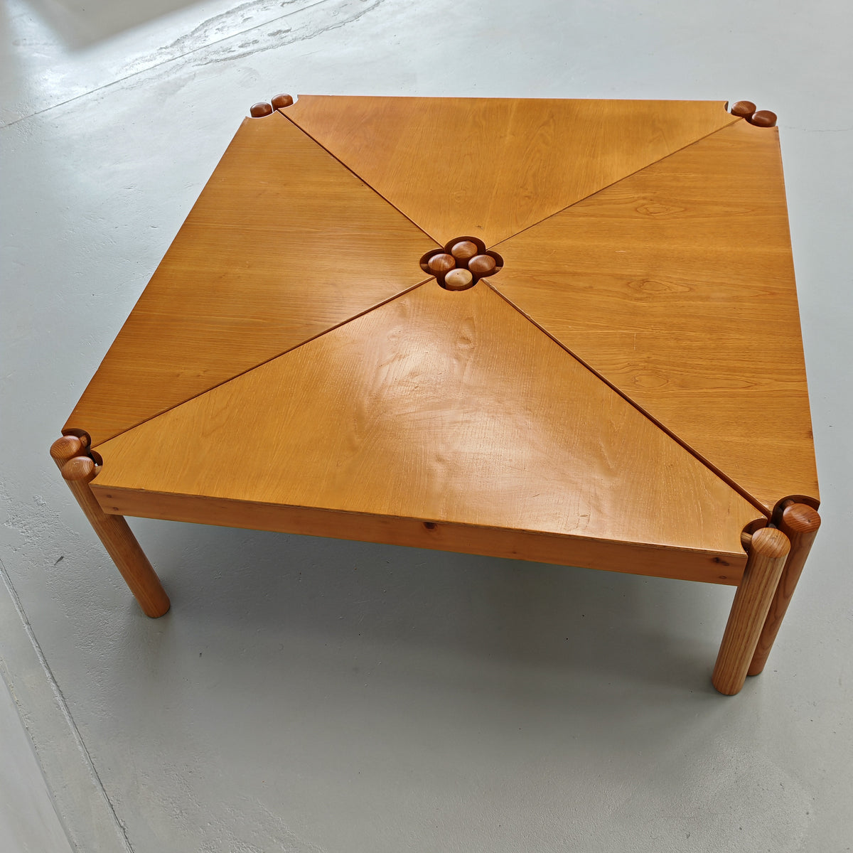 Ensemble de tables basses triangulaires modulables Enolinea en bois clair