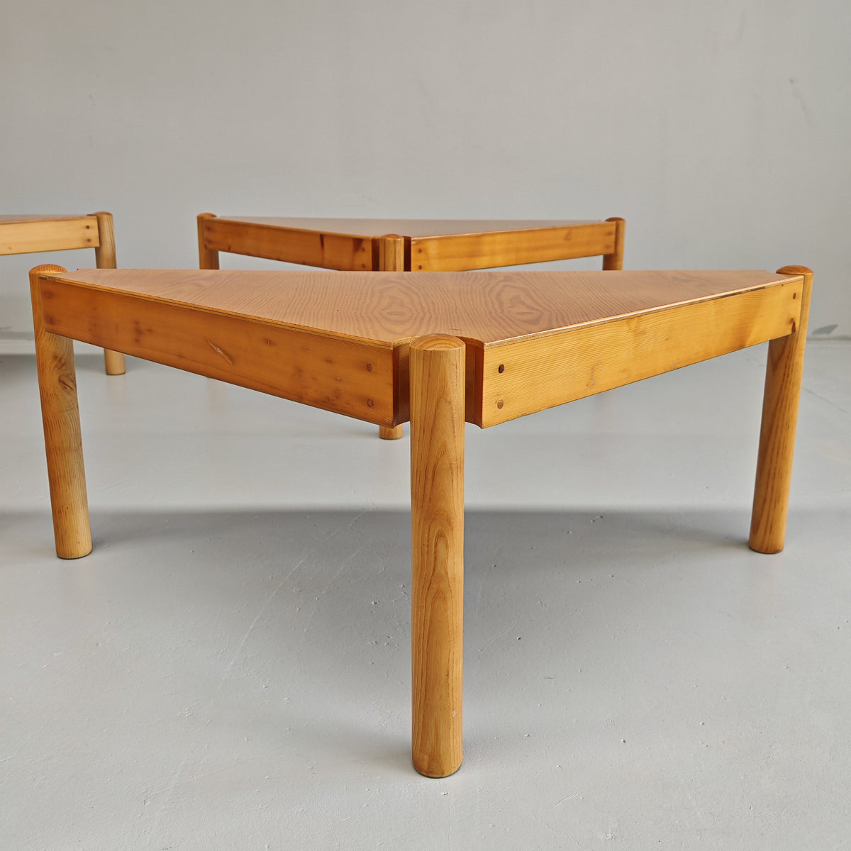 Ensemble de tables basses triangulaires modulables Enolinea en bois clair