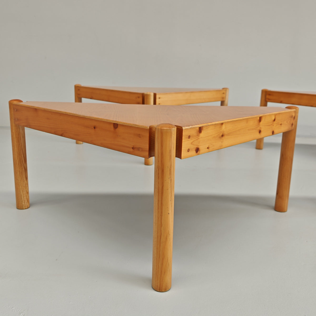 Ensemble de tables basses triangulaires modulables Enolinea en bois clair