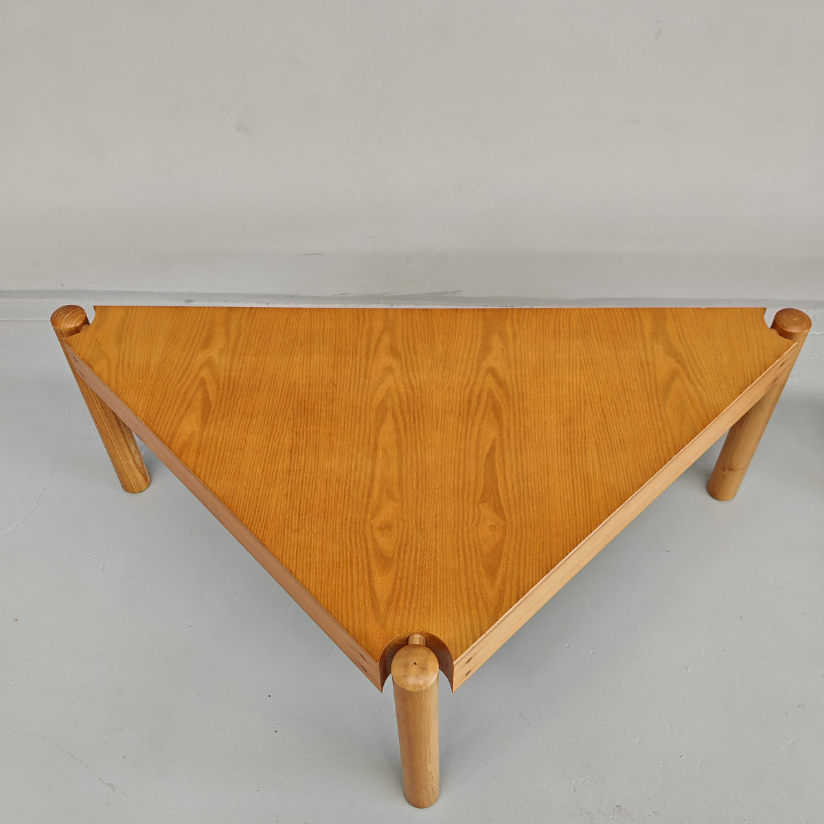 Ensemble de tables basses triangulaires modulables Enolinea en bois clair